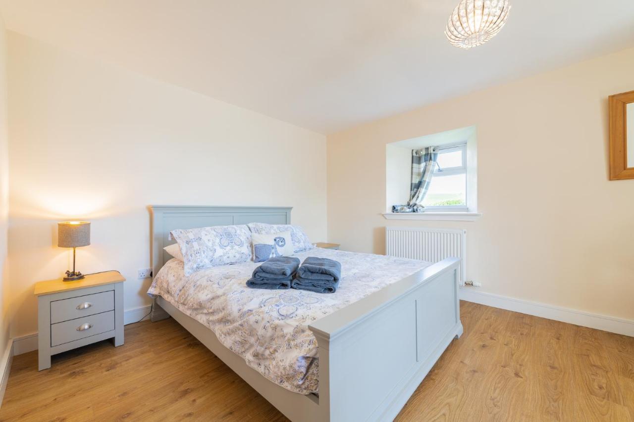 Nether Newton - Sleeps 12, Hottub, Sauna, Private Garden Newmilns Exterior foto
