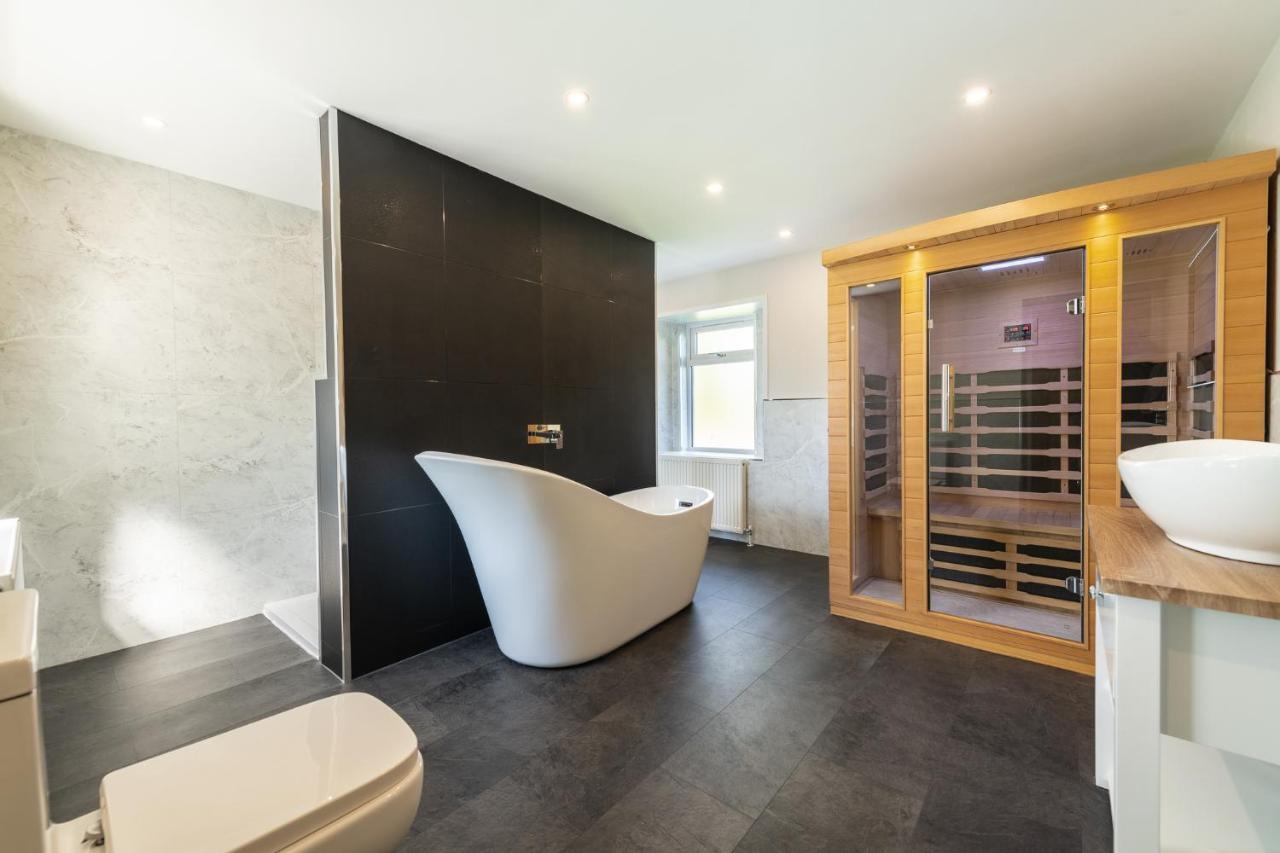 Nether Newton - Sleeps 12, Hottub, Sauna, Private Garden Newmilns Exterior foto