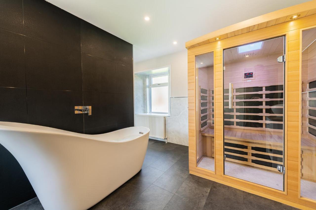Nether Newton - Sleeps 12, Hottub, Sauna, Private Garden Newmilns Exterior foto
